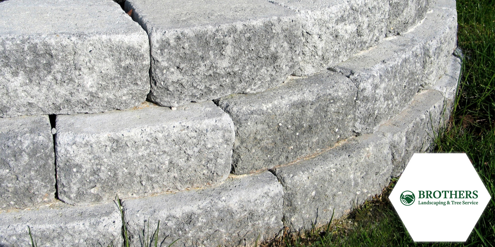 Aesthetic design of a retaining wall in a landscaped yard